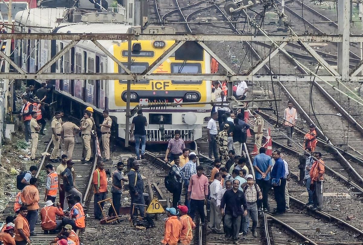 Mumbai Local Train Accident Near Mumbra – What Caused the Tragedy? | मुंब्रा के पास मुंबई लोकल ट्रेन दुर्घटना - इस त्रासदी का कारण क्या था?